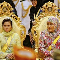 Azrinaz yang merupakan mantan jurnalis televisi Malaysia itu diceraikan Sultan Hassanal Bolkiah pada 2010. Dari pernikahan tersebut, dia melahirkan dua anak, Prince Abdul Wakeel dan Princess Ameerah Wardatul Bolkiah. (Foto: AFP)