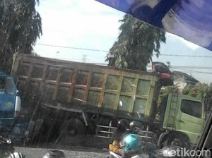 Truk Kontainer Tabrak Pantat Dump Truk, Sopir Luka Berat