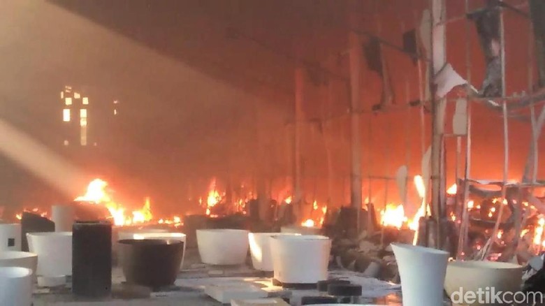 Pabrik Pembuatan Bak Mandi di Pasuruan Terbakar Pabrik Pembuatan Bak Mandi di Pasuruan Terbakar
