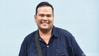 Tak lagi syuting, Fahmi kini membantu sang istri berjualan snack. Pool/Noel/detikFoto.