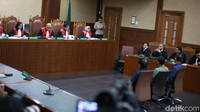 Gubernur Nonaktif Aceh Irwandy Yusuf (kiri) beserta pengusaha Teuku Saiful Bahri (tengah) dan Staf khusus Gubernur Aceh Hendri Yuzal mengikuti sidang putusan secara bersamaan di pengadilan Tipikor, Jakarta, Senin (8/4/2019).
