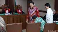 Sedangkan dua orang lainnya atas nama Sopar Siburian dan Analisman Zalukhu dihukum 4 tahun penjara dan denda Rp 200 juta subsider 3 bulan kurungan.
