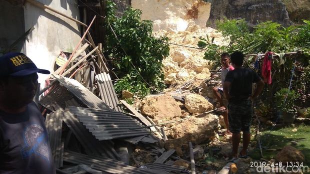 Tambang Gamping Ilegal di Pangandaran Longsor Timpa Rumah Warga