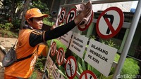 Petugas PPSU pun siap siaga membersihkan kawasan RPTRA Kebon Pala Berseri agar selalu bersih dan terawat.