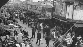 Suasana pasar murah di Tokyo yang terlihat ramai pada tahun 1950. Foto: Getty Images