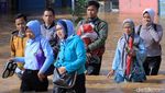 Aksi Neng Geulis Basah-Basahan Terobos Banjir