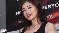 Senyum manis merekah dari bibir para model cantik ini saat dimintai pose dan foto terbaiknya.