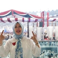 Menambah aksen kebiruan, ia memakai pattern scarf biru langit yang dipakai sebagai syal di lehernya. Ia pun memakai rok dan tas berwarna biru. Foto: Instagram @nurasiauno