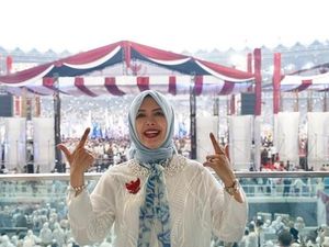 Foto: Gaya Putih Biru Istri Sandiaga Uno di Kampanye Akbar Prabowo