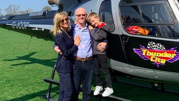 John dewasa pernah bekerja di pabrik ban dan juga menjual mobil bekas. Namun pada tahun 1980, dia mendirikan toko ponsel bernama Midland Mobile Phones yang akan mengubah hidupnya secara sangat drastis. Toko itu lantas berubah nama menjadi Phones4U. Foto: Instagram