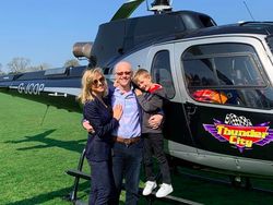 Gaya Mewah Bos Ponsel Berduit Rp 34 Triliun dan Pacar Cantiknya