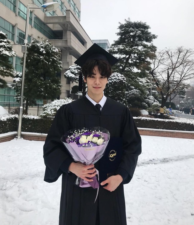 Adalah Jang Sung Hoon, seorang mahasiswa yang menjadi guru les matematika. Ketampanan Sung Hoon pun telah viral sejak tahun lalu. Tak heran memang karena pria berwajah rupawan tersebut juga seorang model. Foto: Dok. Instagram Jang Sung Hoon