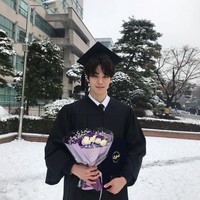 Adalah Jang Sung Hoon, seorang mahasiswa yang menjadi guru les matematika. Ketampanan Sung Hoon pun telah viral sejak tahun lalu. Tak heran memang karena pria berwajah rupawan tersebut juga seorang model. Foto: Dok. Instagram Jang Sung Hoon