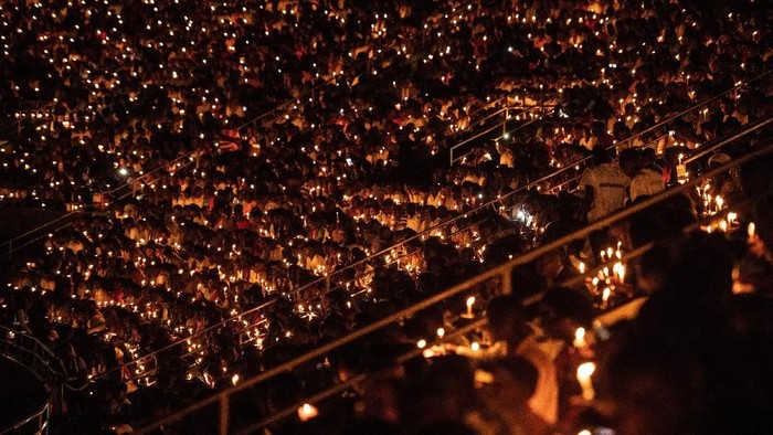 Ribuan warga Rwanda berkumpul menyalakan lilin di Stadion Amahoro untuk memperingati 25 tahun genosida. Presiden Rwanda Paul Kagame memimpin upacara tersebut.
