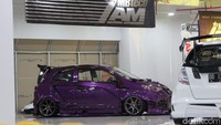 Sementara untuk gelar King Player jatuh kepada Toyota Agya tahun 2012 besutan bengkel Startech milik Tanting, yap bentuknya pun tidak lagi terlihat LCGC. Siapapun yang melihatnya pasti bakal tak percaya. Foto: Ridwan/detikOto