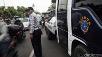 Untuk mengantisipasi terjadinya kemacetan karena adanya sosialiasi penertiban parkir liar, sejumlah petugas Dishub lainnya bertugas untuk mengatur lalu lintas di sekitar Jalan Kramat Raya, Jakarta.