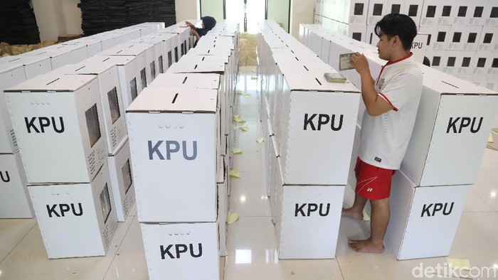 Sejumlah Panitia Pemilihan Kecamatan menempelkan stiker Pilpres, DPR, DPD dan DPRD di kotak suara yang telah didistribusikan oleh KPU Jakut ke Kecamatan Pademangan, Jakarta Utara, Senin (8/4). Total kotak suara  di Pademangan itu mencapai 1.704 kotak suara yang akan disebar di 426 TPS di tiga kelurahan kawasan Pademangan. Setiap TPS akan mendapatkan 4 kotak suara. Pendistribusian kotak suara ke TPS itu akan dilakukan H-1 Pemilu serentak pada 17 April mendatang.