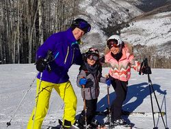 Gaya Mewah Bos Ponsel Berduit Rp 34 Triliun dan Pacar Cantiknya