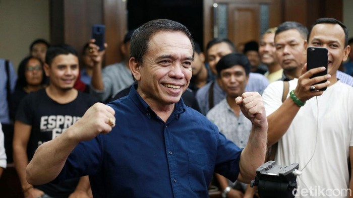 Gubernur Aceh nonaktif Irwandi Yusuf divonis 7 tahun penjara dan denda Rp 300 juta subsider 3 bulan kurungan. Irwandi dinyatakan hakim bersalah menerima suap dan gratifikasi.