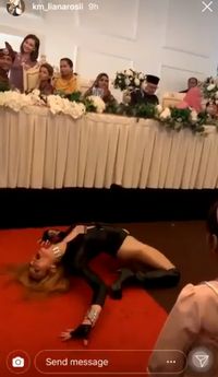 Penari dengan gerakan erotis di pernikahan dihujat