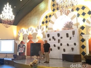 Fadli Zon Luncurkan Antologi Puisi Ada Genderuwo di Istana