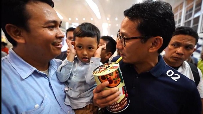 Sandiaga Dapat Hadiah Celengan dari Bapak dan Anak di Medan