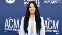 Kacey tampil menawan dan seksi dengan setelan berwarna ombre tersebut. Ethan Miller/Getty Images