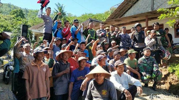 Polisi-TNI kunjungi TPS terpencil di Banyuwangi/