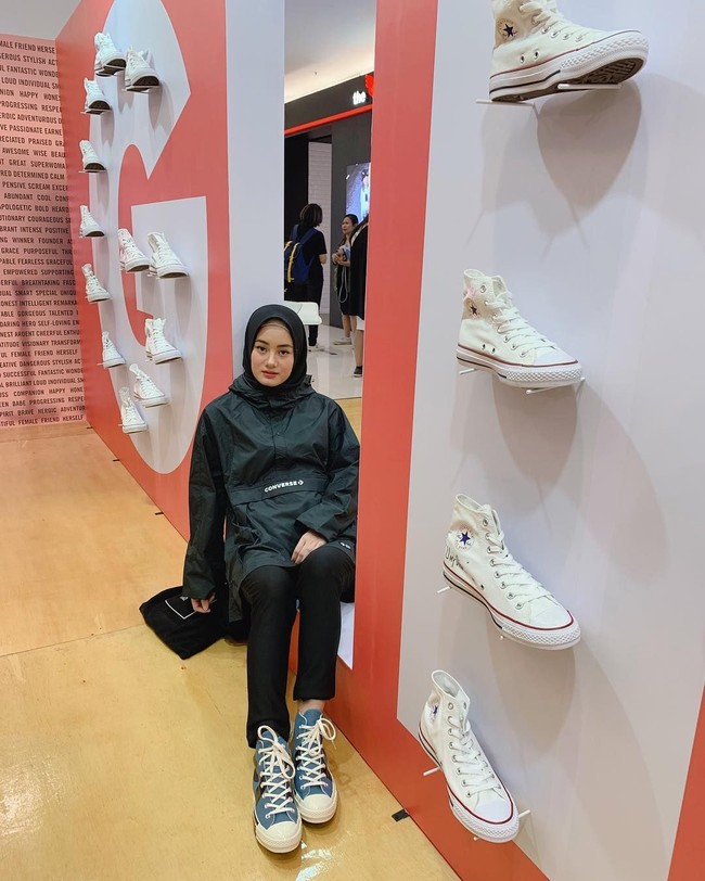 Baru-baru ini, Dinda Hauw mencuri perhatian karena mengubah penampilannya. Ia mantap memutuskan untuk berhijab. Foto: Instagram