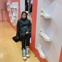 Baru-baru ini, Dinda Hauw mencuri perhatian karena mengubah penampilannya. Ia mantap memutuskan untuk berhijab. Foto: Instagram