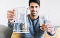 Minum Air Putih Hangat Saat Sahur untuk Dapatkan 6 Manfaaat Sehat Ini