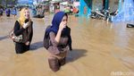 Aksi Neng Geulis Basah-Basahan Terobos Banjir