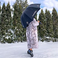 Sampai payung pun harus dari brand high-end. Sofia melindungi dirinya dari salju dengan payung dari Chanel. Foto: Instagram @sofiasaravda