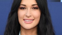 Detail makeup yang dipakainya di acara tersebut membuatnya terlihat manis dan cantik natural. Ethan Miller/Getty Images