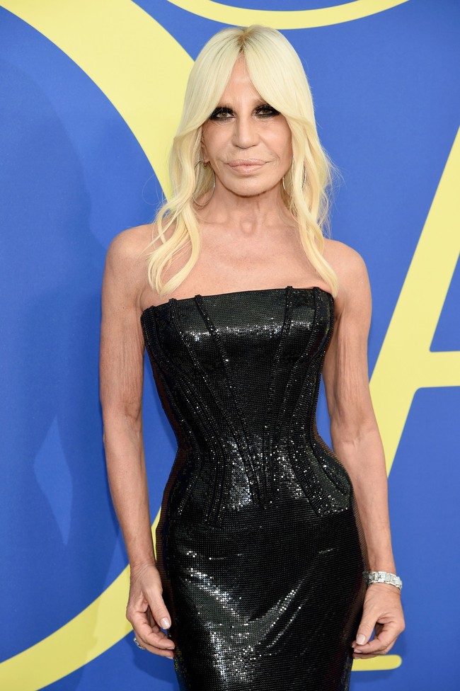 Anda yang sering mendengar lagu Versace on The Floor mungkin pernah berpikir mengenai sosok di balik kesuksesan brand tersebut. Salah satunya adalah Donatella Versace. Donatella mengambil alih brand Versace setelah sang kakak, Gianni Versace, dibunuh pada 1997. Foto: Getty Images