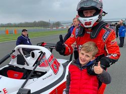 Gaya Mewah Bos Ponsel Berduit Rp 34 Triliun dan Pacar Cantiknya