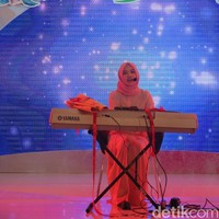 Nalaria Prakusya dengan bakat story telling, menyanyi dan bermain keyboard. Penampilannya yang fasih berbahasa Inggris saat bercerita dan kepiawaian membawakan lagu Reflections yang diubah sendiri liriknya, membuat juri Nycta Gina dan Bella Almira terpesona. Foto: Hestianingsih/Wolipop