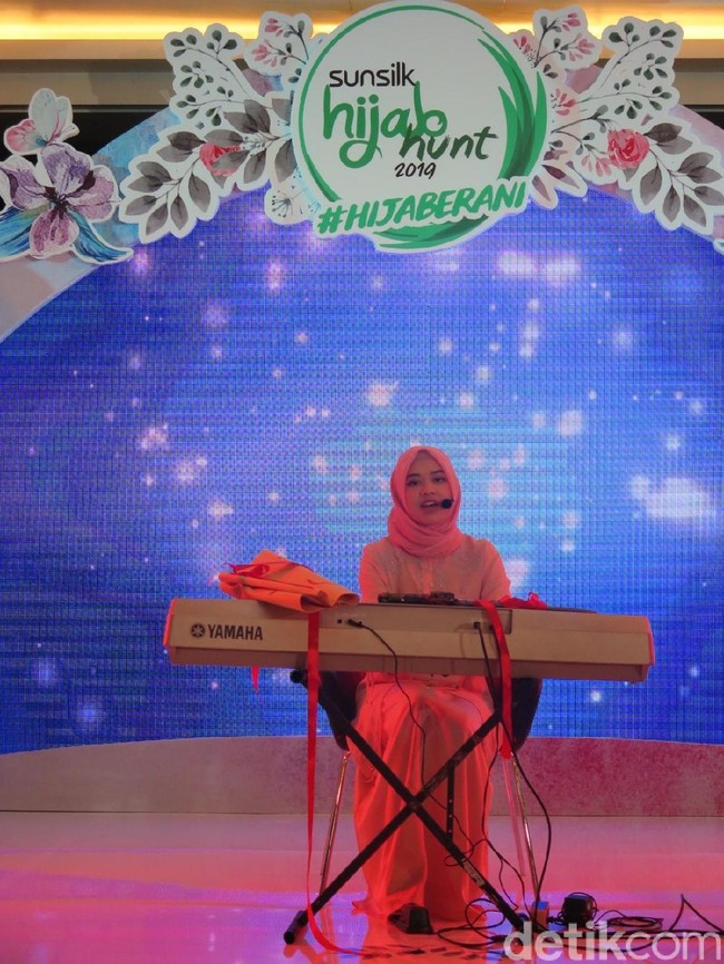 Nalaria Prakusya dengan bakat story telling, menyanyi dan bermain keyboard. Penampilannya yang fasih berbahasa Inggris saat bercerita dan kepiawaian membawakan lagu Reflections yang diubah sendiri liriknya, membuat juri Nycta Gina dan Bella Almira terpesona. Foto: Hestianingsih/Wolipop