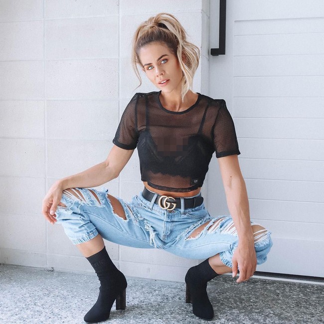 Sophie Guidolin memiliki 370 ribu lebih pengikut di Instagram. Ibu empat anak ini adalah ahli gizi dan kebugaran. Di samping suaminya yang seorang binaraga, Nathan Wallace, model asal Australia ini juga membuka gym yang disebut Hold Your Own. Sophie juga seorang koki dan penggemar membuat resep makan sehat. Foto: Instagram