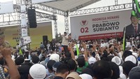 Pidatonya Bung Karno di depan pengadilan Belanda tahun 1930, saya kutip ya, Pergerakan, pemberontakan, dan lain sebagainya, lahir bukan karena hasutan kaum intelektual, pergerakan lahir adalah alamiah karena penderitaan rakyat yang tak tertahankan, kata Prabowo.