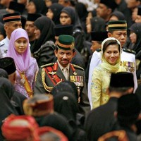 Azrinaz Mazhar Hakim adalah mantan istri pemimpin Brunei Darussalam, Sultan Hassanal Bolkiah. Azrinaz dinikahi sang sultan pada 2005 saat usianya 26 tahun dan suaminya, 59 tahun. (Foto: AFP)