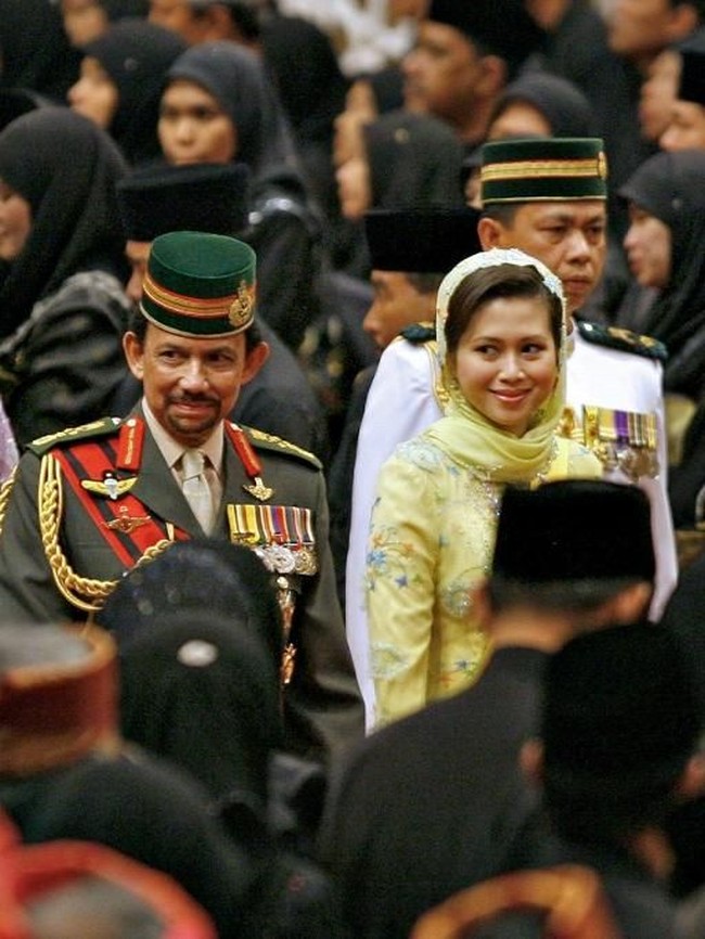 Azrinaz Mazhar Hakim adalah mantan istri pemimpin Brunei Darussalam, Sultan Hassanal Bolkiah. Azrinaz dinikahi sang sultan pada 2005 saat usianya 26 tahun dan suaminya, 59 tahun. (Foto: AFP)