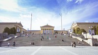 Rocky Steps merupakan tangga di depan Philadelphia Museum of Art. Terdiri dari 72 anak tangga, Rocky Steps dilewati traveler sebelum masuk ke museum (iStock)