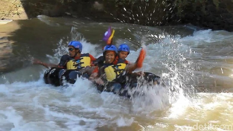 Serunya River Tubing di Wonosobo (Uje Hartono/detikcom) Serunya River Tubing di Wonosobo (Uje Hartono/detikcom)
