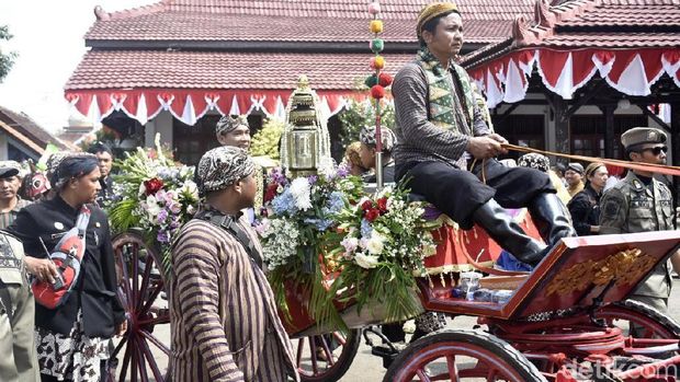 Kirab hari jadi ke-53 Kabupaten Batang Jawa Tengah.