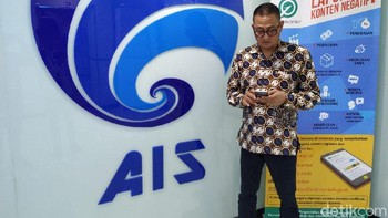 Setelah berada di lantai paling atas Gedung Kementerian Kominfo ini, kalian akan langsung menjumpai lambang kementerian dengan tulisan Ais di bawahnya. Pintu masuk ada sebelah kanan setelah keluar lift. Foto: detikINET/Agus Tri Haryanto