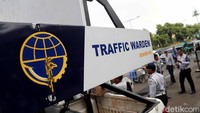 Sejumlah petugas Dishub nampak menyisir Jalan Kramat Raya, untuk menindak kendaraan yang parkir sembarangan.