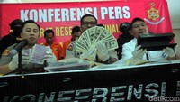 Dari tangan mereka disita uang palsu dolar AS pecahan 100 dolar sebanyak 1 pak atau sebanyak 100 lembar, serta uang palsu Euro pecahan 500 Euro sebanyak 1 pak atau 100 lembar.
