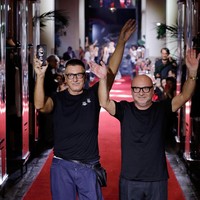 Sesuai namanya, Dolce & Gabbana dibangun oleh dua orang desainer. Keduanya bertemu di Milan pada 1980 lalu menciptakan label lima tahun setelahnya. Stefano Gabbana dan Domenico Dolce yang pernah dijatuhi hukuman penjara karena masalah pajak ini pun sering terlibat sejumlah kontroversi. Foto: Getty Images
