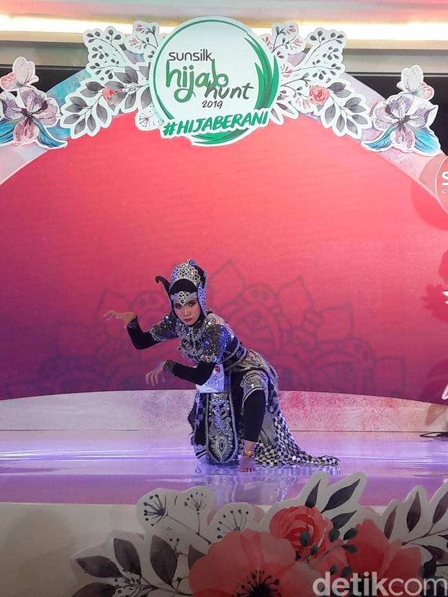 Putri Pravitasari berhasil menggoncang panggung Sunsilk Hijab Hunt 2019 tahap kedua, Minggu (7/4/2019), dengan tarian jaipong dipadukan silat. Tarian yang diangkat dari kisah Subali dan Sugriwa itu dipuji sangat apik dan menghibur. Foto: Hestianingsih/Wolipop